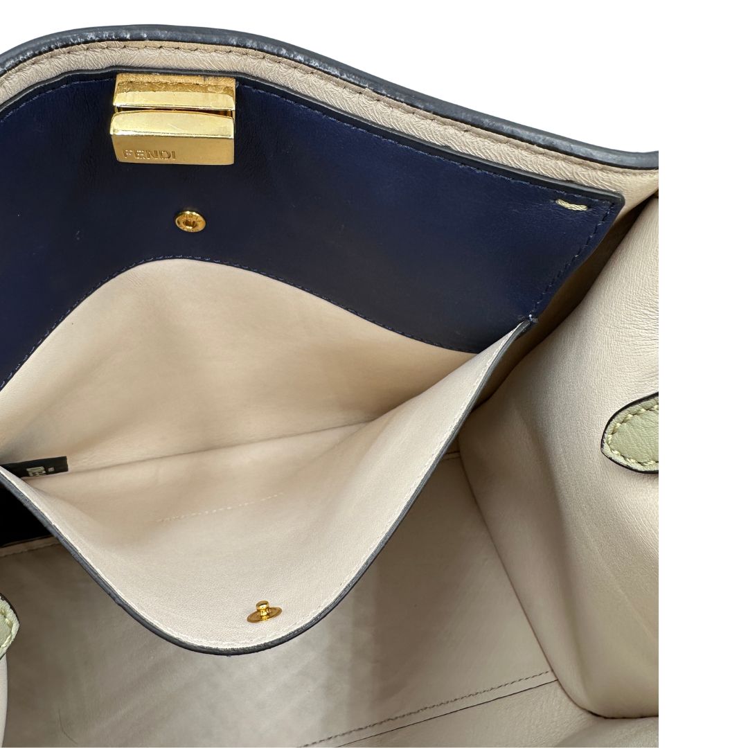 Interno tasca, Elegante borsa Fendi Peekaboo in morbida pelle color verde salvia caratterizzata dall’iconica chiusura girevole in metallo dorato, dotata di manico superiore e ampia tracolla removibile in tessuto. da indossare a mano oppure a spalla. Originale, usata, di lusso, in ottime condizioni.