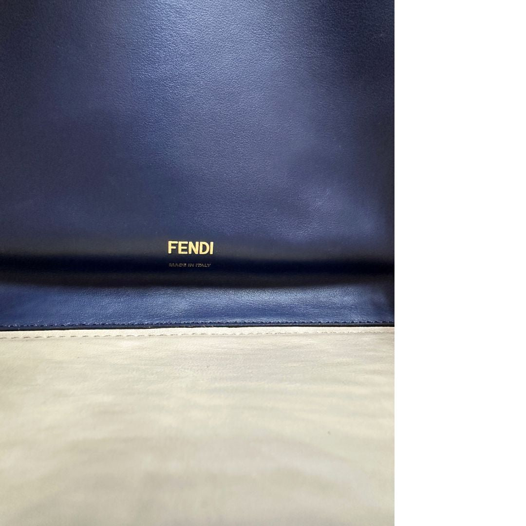 Interno, Elegante borsa Fendi Peekaboo in morbida pelle color verde salvia caratterizzata dall’iconica chiusura girevole in metallo dorato, dotata di manico superiore e ampia tracolla removibile in tessuto. da indossare a mano oppure a spalla. Originale, usata, di lusso, in ottime condizioni.