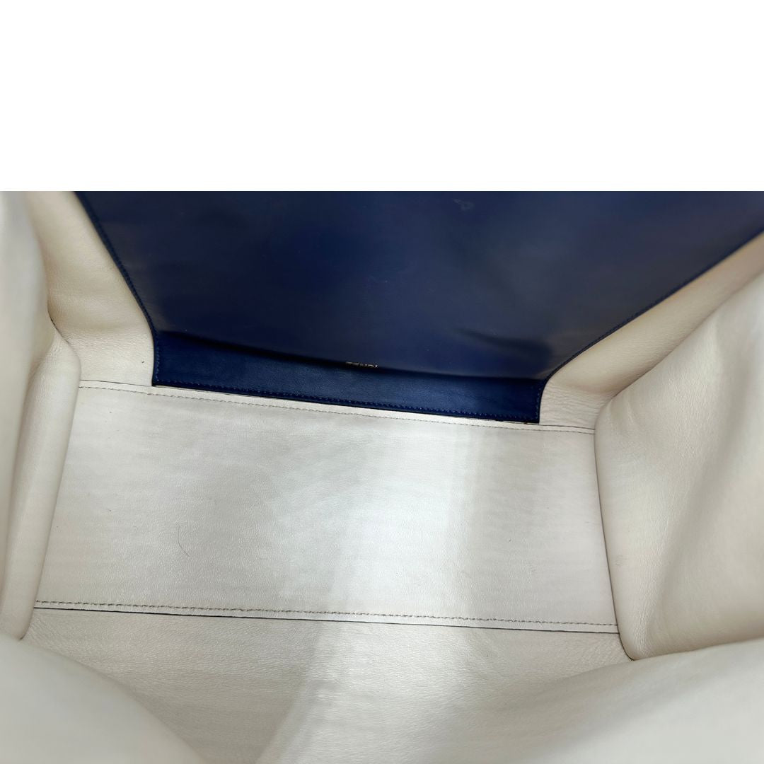 Interno, Elegante borsa Fendi Peekaboo in morbida pelle color verde salvia caratterizzata dall’iconica chiusura girevole in metallo dorato, dotata di manico superiore e ampia tracolla removibile in tessuto. da indossare a mano oppure a spalla. Originale, usata, di lusso, in ottime condizioni.