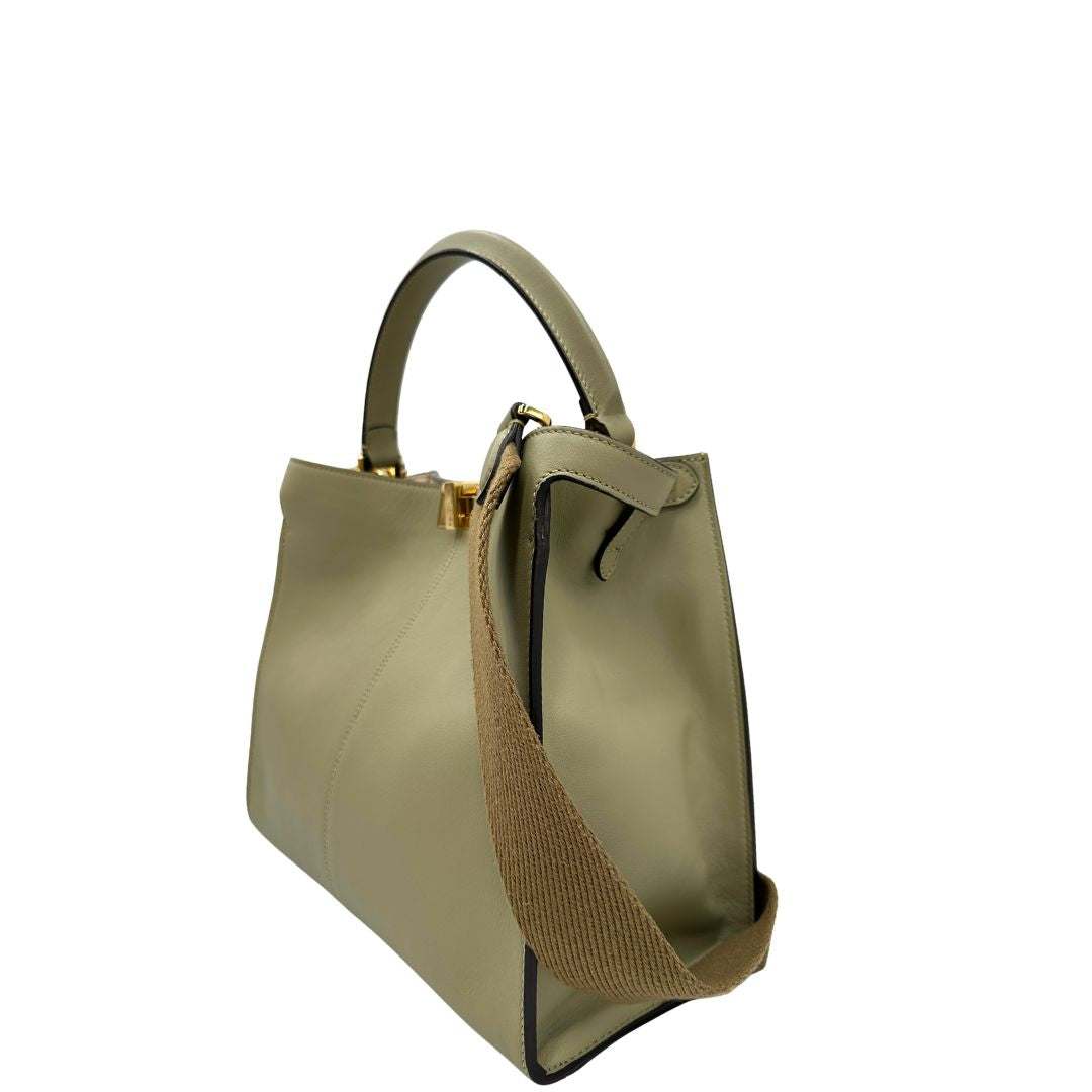 Lato, Elegante borsa Fendi Peekaboo in morbida pelle color verde salvia caratterizzata dall’iconica chiusura girevole in metallo dorato, dotata di manico superiore e ampia tracolla removibile in tessuto. da indossare a mano oppure a spalla. Originale, usata, di lusso, in ottime condizioni.