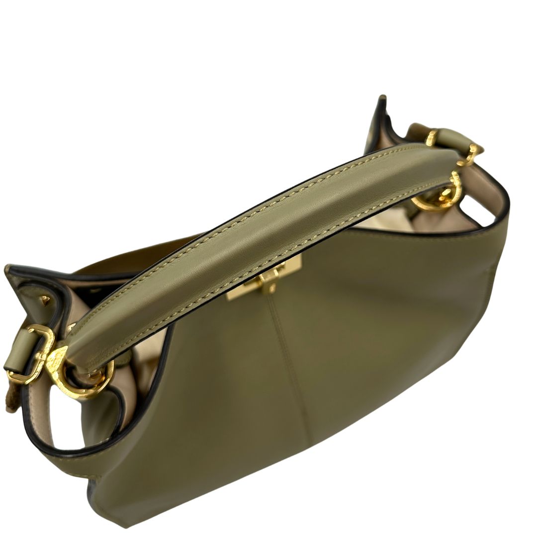 Manico, Elegante borsa Fendi Peekaboo in morbida pelle color verde salvia caratterizzata dall’iconica chiusura girevole in metallo dorato, dotata di manico superiore e ampia tracolla removibile in tessuto. da indossare a mano oppure a spalla. Originale, usata, di lusso, in ottime condizioni.