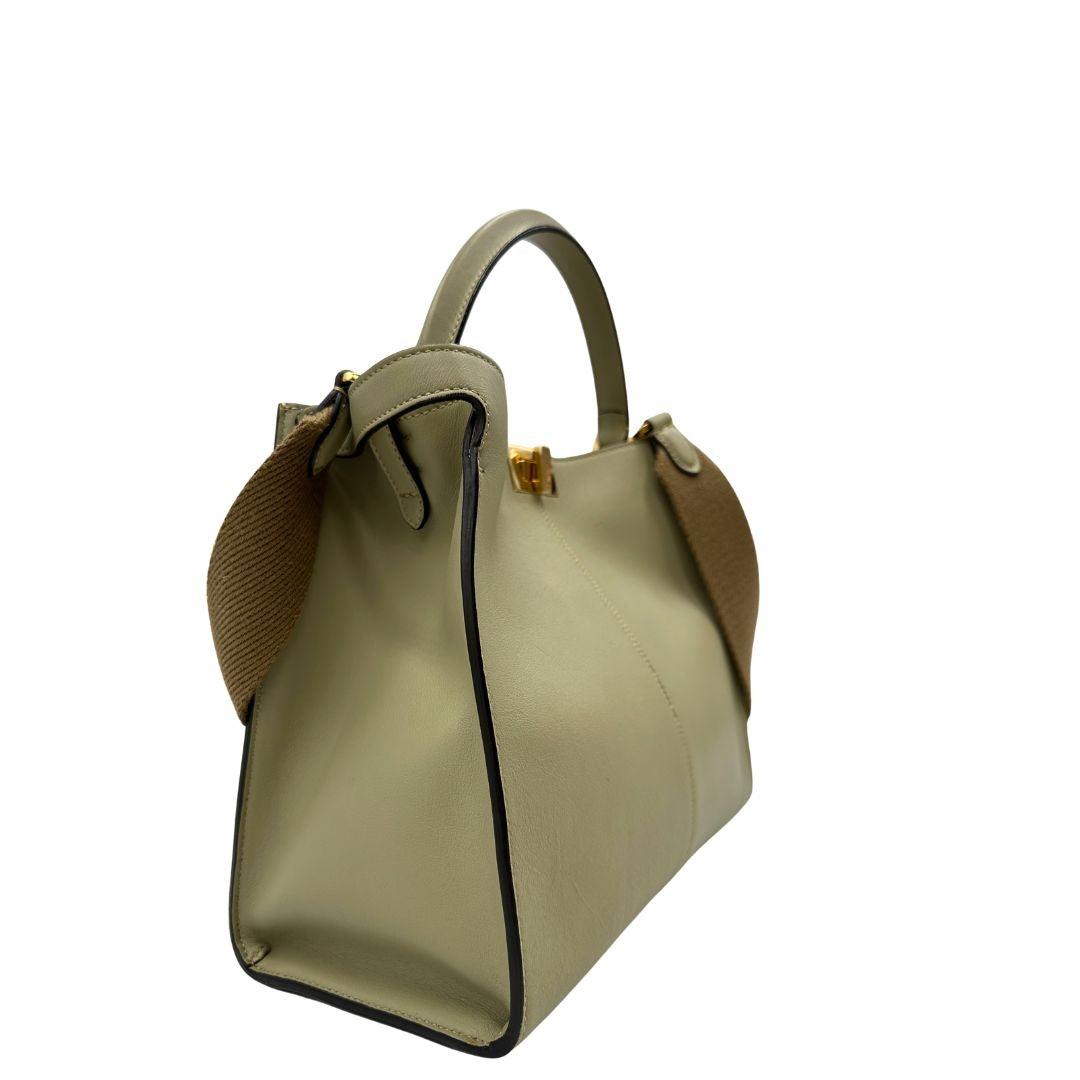 Lato, Elegante borsa Fendi Peekaboo in morbida pelle color verde salvia caratterizzata dall’iconica chiusura girevole in metallo dorato, dotata di manico superiore e ampia tracolla removibile in tessuto. da indossare a mano oppure a spalla. Originale, usata, di lusso, in ottime condizioni.