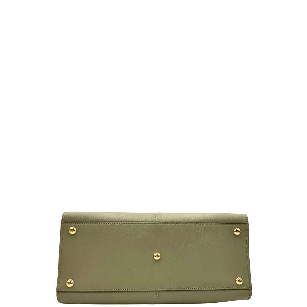 Base, Elegante borsa Fendi Peekaboo in morbida pelle color verde salvia caratterizzata dall’iconica chiusura girevole in metallo dorato, dotata di manico superiore e ampia tracolla removibile in tessuto. da indossare a mano oppure a spalla. Originale, usata, di lusso, in ottime condizioni.
