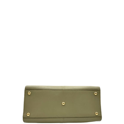 Base, Elegante borsa Fendi Peekaboo in morbida pelle color verde salvia caratterizzata dall’iconica chiusura girevole in metallo dorato, dotata di manico superiore e ampia tracolla removibile in tessuto. da indossare a mano oppure a spalla. Originale, usata, di lusso, in ottime condizioni.