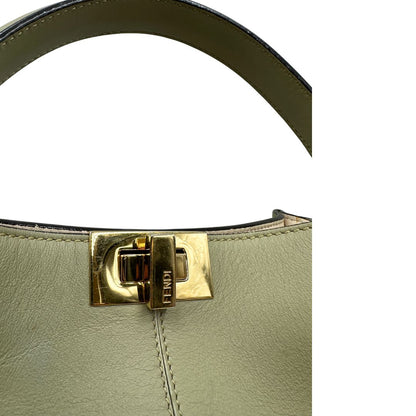 Chiusura, Elegante borsa Fendi Peekaboo in morbida pelle color verde salvia caratterizzata dall’iconica chiusura girevole in metallo dorato, dotata di manico superiore e ampia tracolla removibile in tessuto. da indossare a mano oppure a spalla. Originale, usata, di lusso, in ottime condizioni.