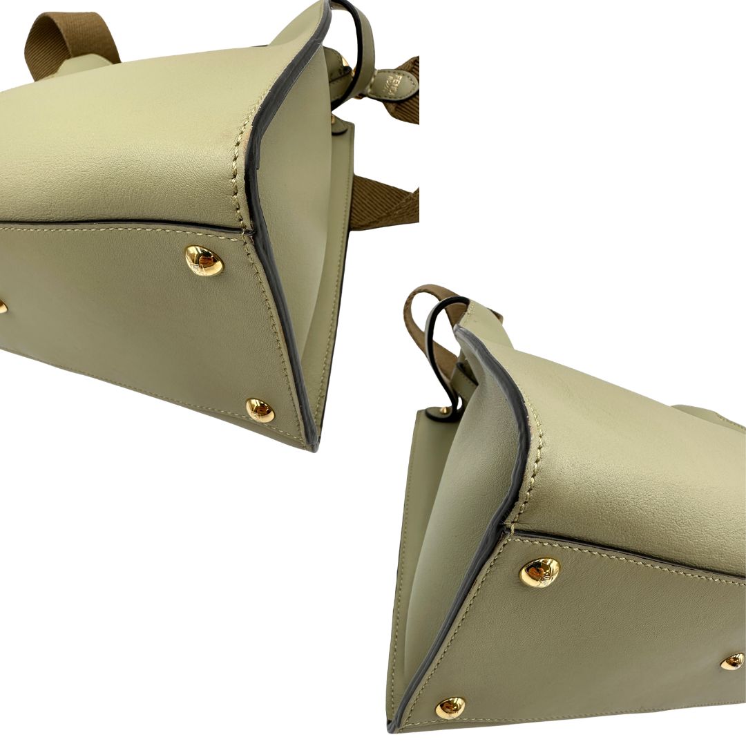 Angoli, Elegante borsa Fendi Peekaboo in morbida pelle color verde salvia caratterizzata dall’iconica chiusura girevole in metallo dorato, dotata di manico superiore e ampia tracolla removibile in tessuto. da indossare a mano oppure a spalla. Originale, usata, di lusso, in ottime condizioni.