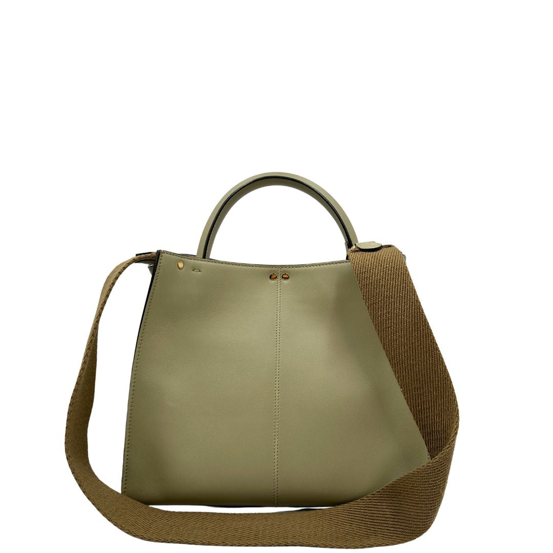 Retro, Elegante borsa Fendi Peekaboo in morbida pelle color verde salvia caratterizzata dall’iconica chiusura girevole in metallo dorato, dotata di manico superiore e ampia tracolla removibile in tessuto. da indossare a mano oppure a spalla. Originale, usata, di lusso, in ottime condizioni.