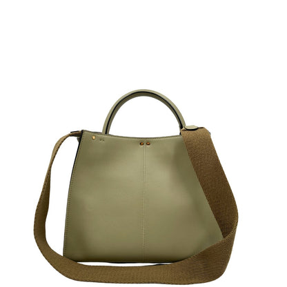Retro, Elegante borsa Fendi Peekaboo in morbida pelle color verde salvia caratterizzata dall’iconica chiusura girevole in metallo dorato, dotata di manico superiore e ampia tracolla removibile in tessuto. da indossare a mano oppure a spalla. Originale, usata, di lusso, in ottime condizioni.
