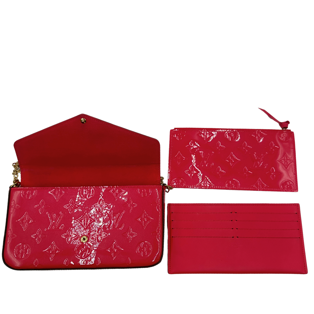 Pratica tracolla Louis Vuitton in pelle verniciata fucsia monogram con parti metalliche dorate. Munita di una tracolla in catena amovibile, ma non regolabile e di accessori estraibili portamonete e portacarte. Originale, usata, di lusso, in ottime condizioni.