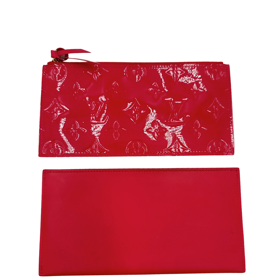 Pratica tracolla Louis Vuitton in pelle verniciata fucsia monogram con parti metalliche dorate. Munita di una tracolla in catena amovibile, ma non regolabile e di accessori estraibili portamonete e portacarte. Originale, usata, di lusso, in ottime condizioni.