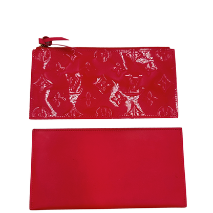 Pratica tracolla Louis Vuitton in pelle verniciata fucsia monogram con parti metalliche dorate. Munita di una tracolla in catena amovibile, ma non regolabile e di accessori estraibili portamonete e portacarte. Originale, usata, di lusso, in ottime condizioni.