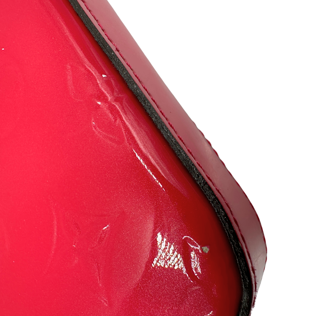Angolo, Pratica tracolla Louis Vuitton in pelle verniciata fucsia monogram con parti metalliche dorate. Munita di una tracolla in catena amovibile, ma non regolabile e di accessori estraibili portamonete e portacarte. Originale, usata, di lusso, in ottime condizioni.