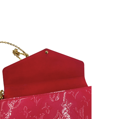 Interno, Pratica tracolla Louis Vuitton in pelle verniciata fucsia monogram con parti metalliche dorate. Munita di una tracolla in catena amovibile, ma non regolabile e di accessori estraibili portamonete e portacarte. Originale, usata, di lusso, in ottime condizioni.
