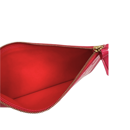 Interno portamonete, Pratica tracolla Louis Vuitton in pelle verniciata fucsia monogram con parti metalliche dorate. Munita di una tracolla in catena amovibile, ma non regolabile e di accessori estraibili portamonete e portacarte. Originale, usata, di lusso, in ottime condizioni.