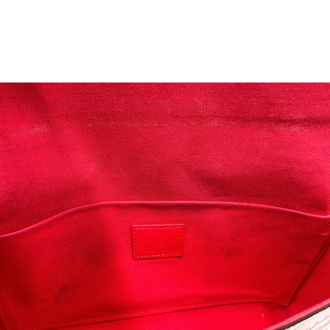 Interno, Pratica tracolla Louis Vuitton in pelle verniciata fucsia monogram con parti metalliche dorate. Munita di una tracolla in catena amovibile, ma non regolabile e di accessori estraibili portamonete e portacarte. Originale, usata, di lusso, in ottime condizioni.