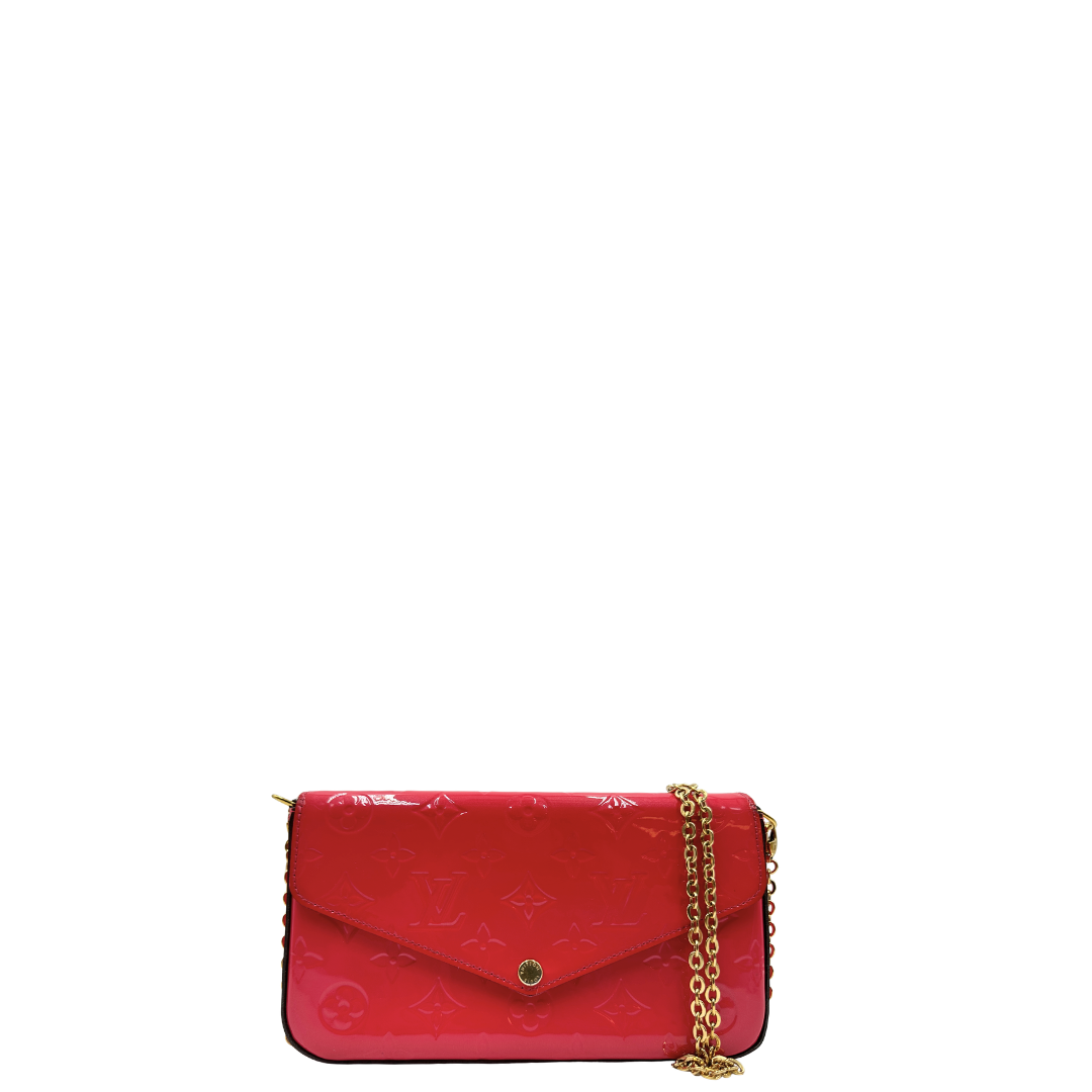 Front, Pratica tracolla Louis Vuitton in pelle verniciata fucsia monogram con parti metalliche dorate. Munita di una tracolla in catena amovibile, ma non regolabile e di accessori estraibili portamonete e portacarte. Originale, usata, di lusso, in ottime condizioni.