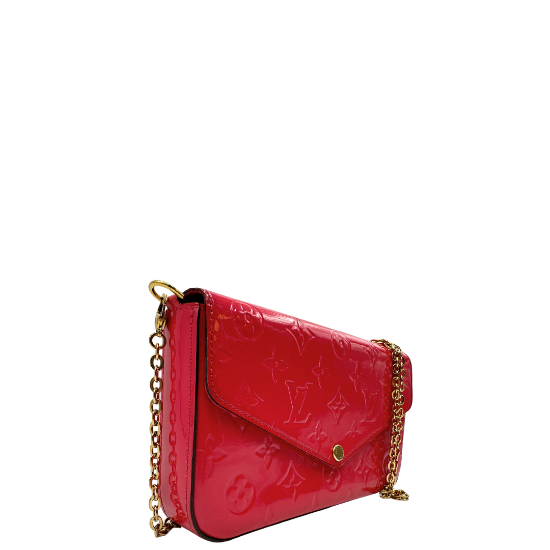 Lato, Pratica tracolla Louis Vuitton in pelle verniciata fucsia monogram con parti metalliche dorate. Munita di una tracolla in catena amovibile, ma non regolabile e di accessori estraibili portamonete e portacarte. Originale, usata, di lusso, in ottime condizioni.
