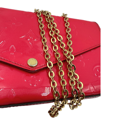 Chiusura, Pratica tracolla Louis Vuitton in pelle verniciata fucsia monogram con parti metalliche dorate. Munita di una tracolla in catena amovibile, ma non regolabile e di accessori estraibili portamonete e portacarte. Originale, usata, di lusso, in ottime condizioni.