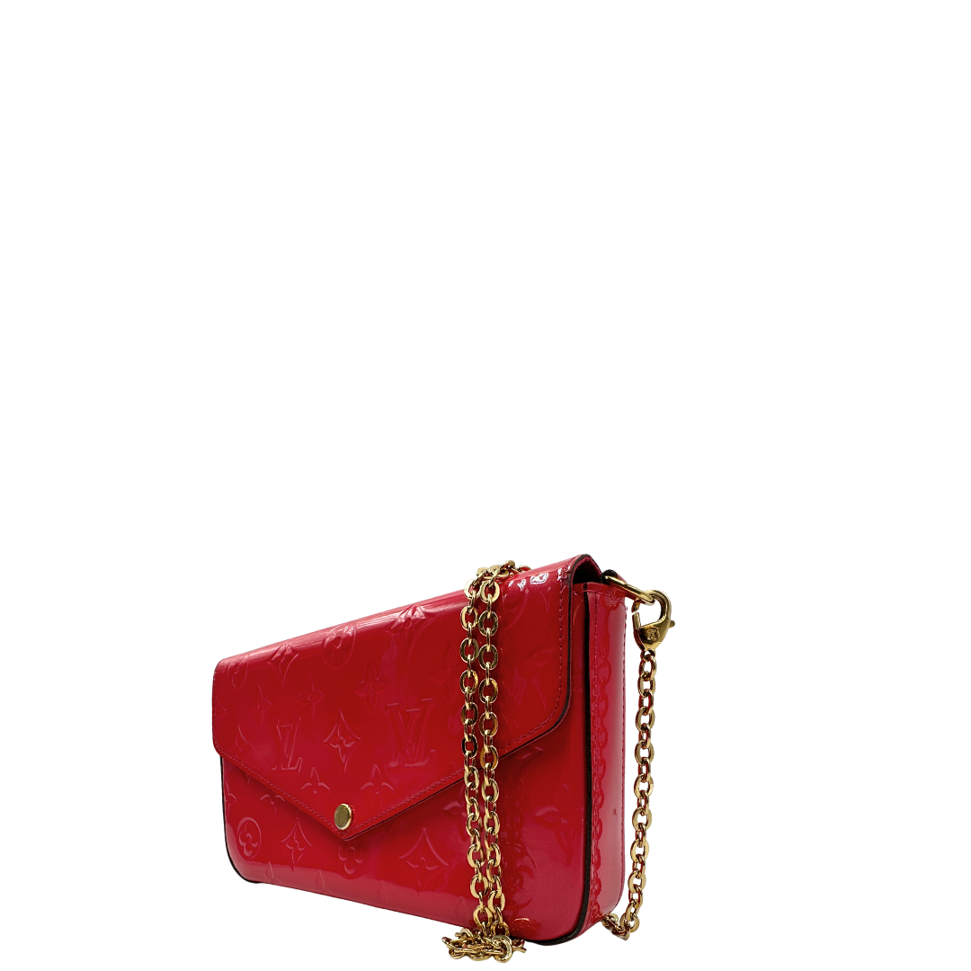 Lato, Pratica tracolla Louis Vuitton in pelle verniciata fucsia monogram con parti metalliche dorate. Munita di una tracolla in catena amovibile, ma non regolabile e di accessori estraibili portamonete e portacarte. Originale, usata, di lusso, in ottime condizioni.