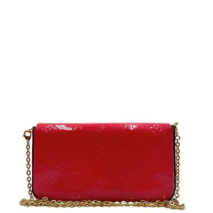 Retro, Pratica tracolla Louis Vuitton in pelle verniciata fucsia monogram con parti metalliche dorate. Munita di una tracolla in catena amovibile, ma non regolabile e di accessori estraibili portamonete e portacarte. Originale, usata, di lusso, in ottime condizioni.