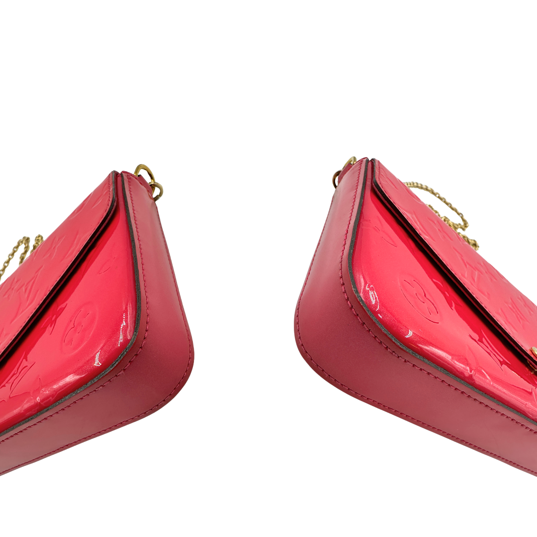 Angoli, Pratica tracolla Louis Vuitton in pelle verniciata fucsia monogram con parti metalliche dorate. Munita di una tracolla in catena amovibile, ma non regolabile e di accessori estraibili portamonete e portacarte. Originale, usata, di lusso, in ottime condizioni.