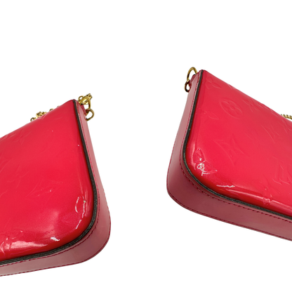 Angoli, Pratica tracolla Louis Vuitton in pelle verniciata fucsia monogram con parti metalliche dorate. Munita di una tracolla in catena amovibile, ma non regolabile e di accessori estraibili portamonete e portacarte. Originale, usata, di lusso, in ottime condizioni.
