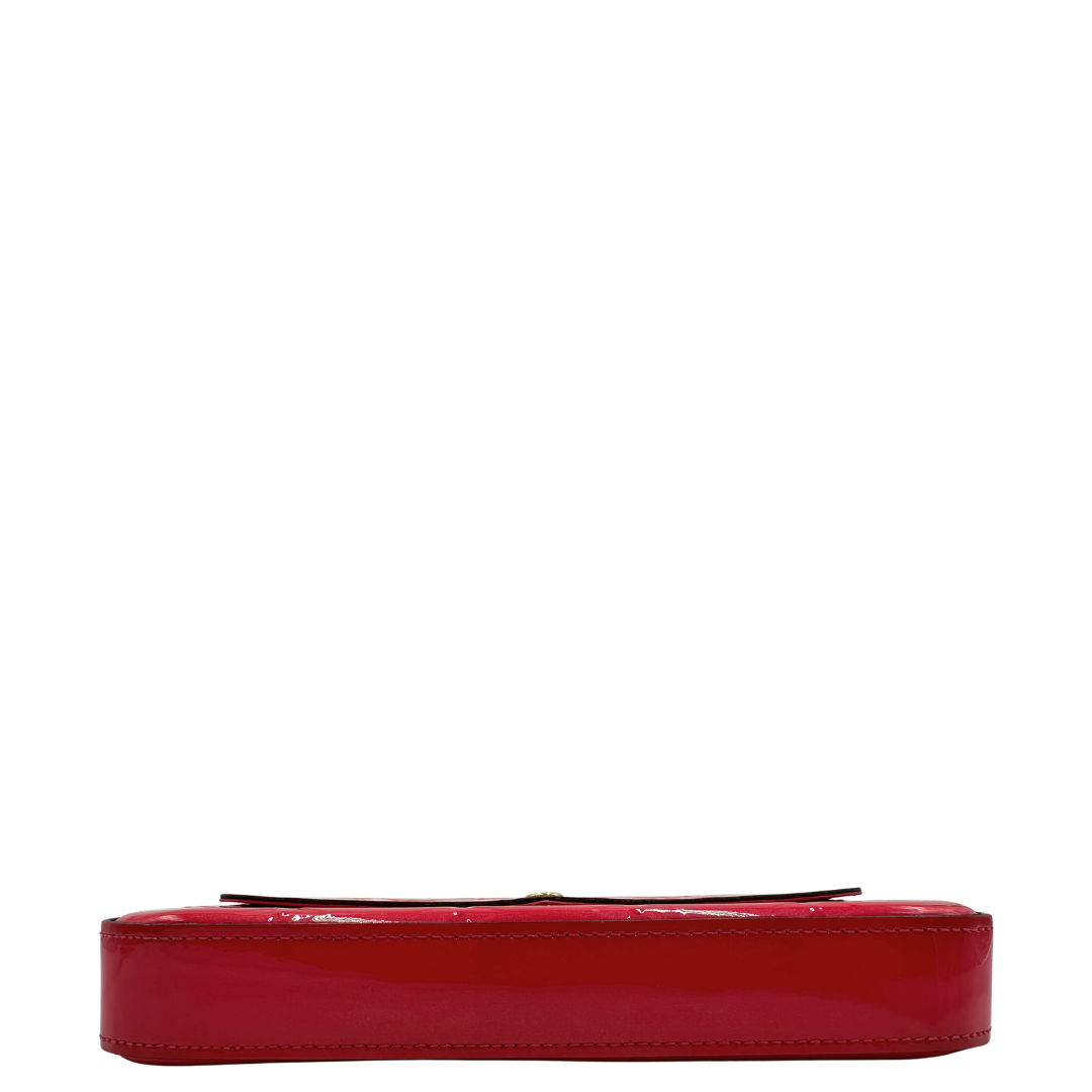 Base, Pratica tracolla Louis Vuitton in pelle verniciata fucsia monogram con parti metalliche dorate. Munita di una tracolla in catena amovibile, ma non regolabile e di accessori estraibili portamonete e portacarte. Originale, usata, di lusso, in ottime condizioni.