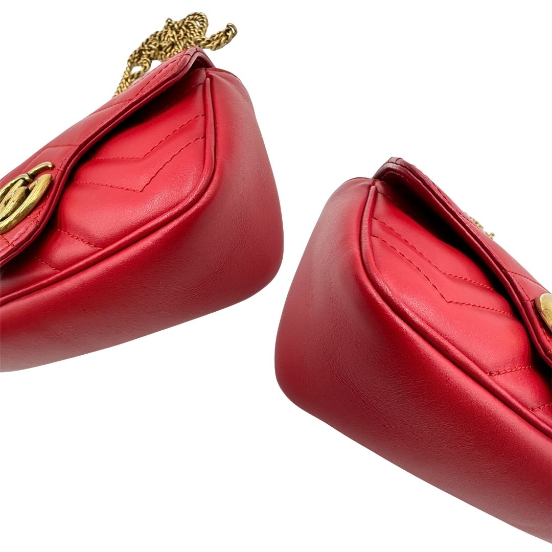 angoli Borsa Gucci Marmont nella versione mini in pelle rossa 