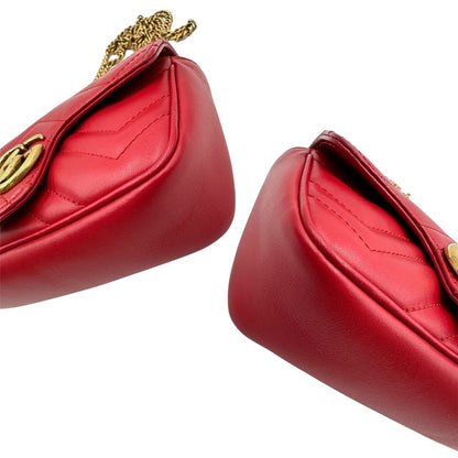 angoli Borsa Gucci Marmont nella versione mini in pelle rossa 