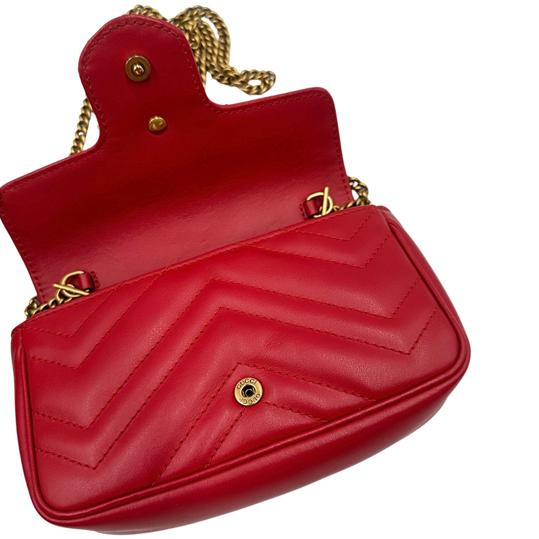 bottoner Borsa Gucci Marmont nella versione mini in pelle rossa  