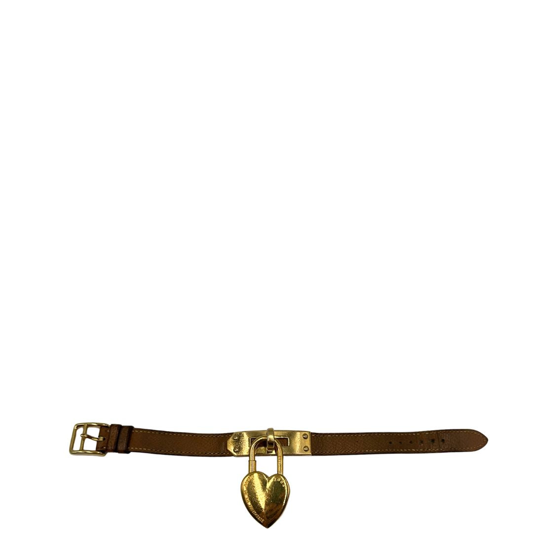 Elegante Hermès Année de la Fantaisie "Vive l'Idée!", bracciale in pelle marrone con finiture dorate e un caratteristico lucchetto a forma di cuore.