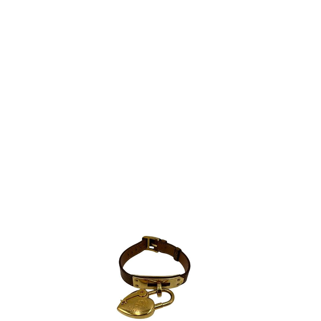 Elegante Hermès Année de la Fantaisie "Vive l'Idée!", bracciale in pelle marrone con finiture dorate e un caratteristico lucchetto a forma di cuore.