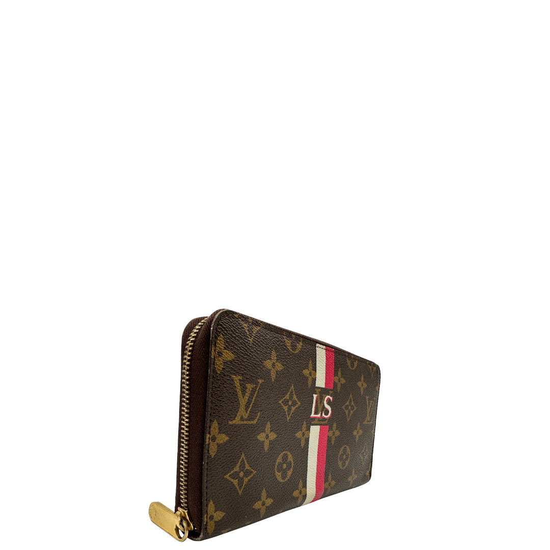 Lato, Portafoglio Louis Vuitton in tela Monogram marrone personalizzato con strisce verticali fucsia e bianco e le iniziali LS. Originale, usato, di lusso, in ottime condizioni.
