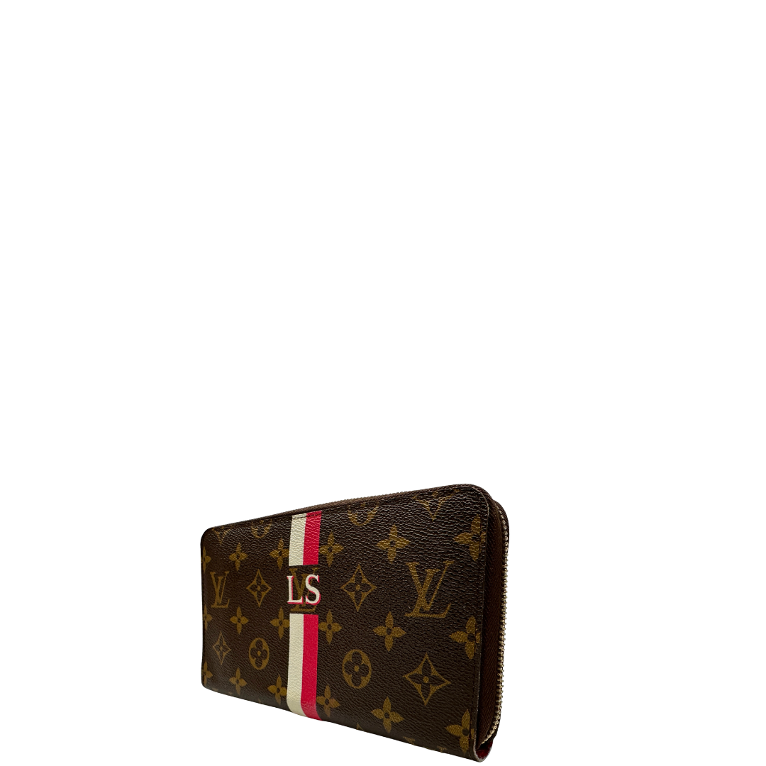 Lato, Portafoglio Louis Vuitton in tela Monogram marrone personalizzato con strisce verticali fucsia e bianco e le iniziali LS. Originale, usato, di lusso, in ottime condizioni.