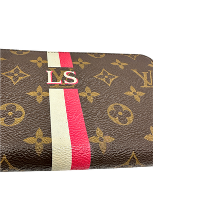 Portafoglio Louis Vuitton in tela Monogram marrone personalizzato con strisce verticali fucsia e bianco e le iniziali LS. Originale, usato, di lusso, in ottime condizioni.