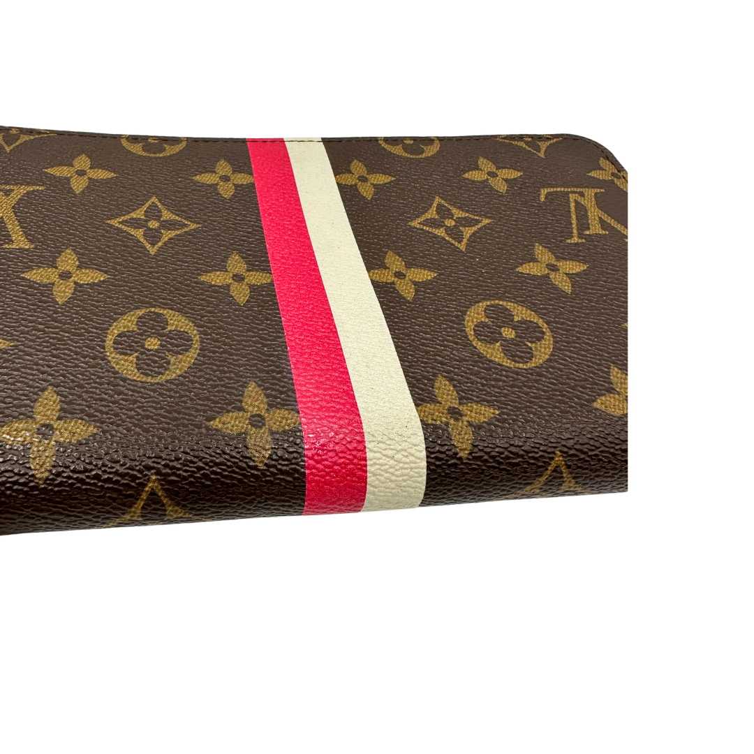 Portafoglio Louis Vuitton in tela Monogram marrone personalizzato con strisce verticali fucsia e bianco e le iniziali LS. Originale, usato, di lusso, in ottime condizioni.