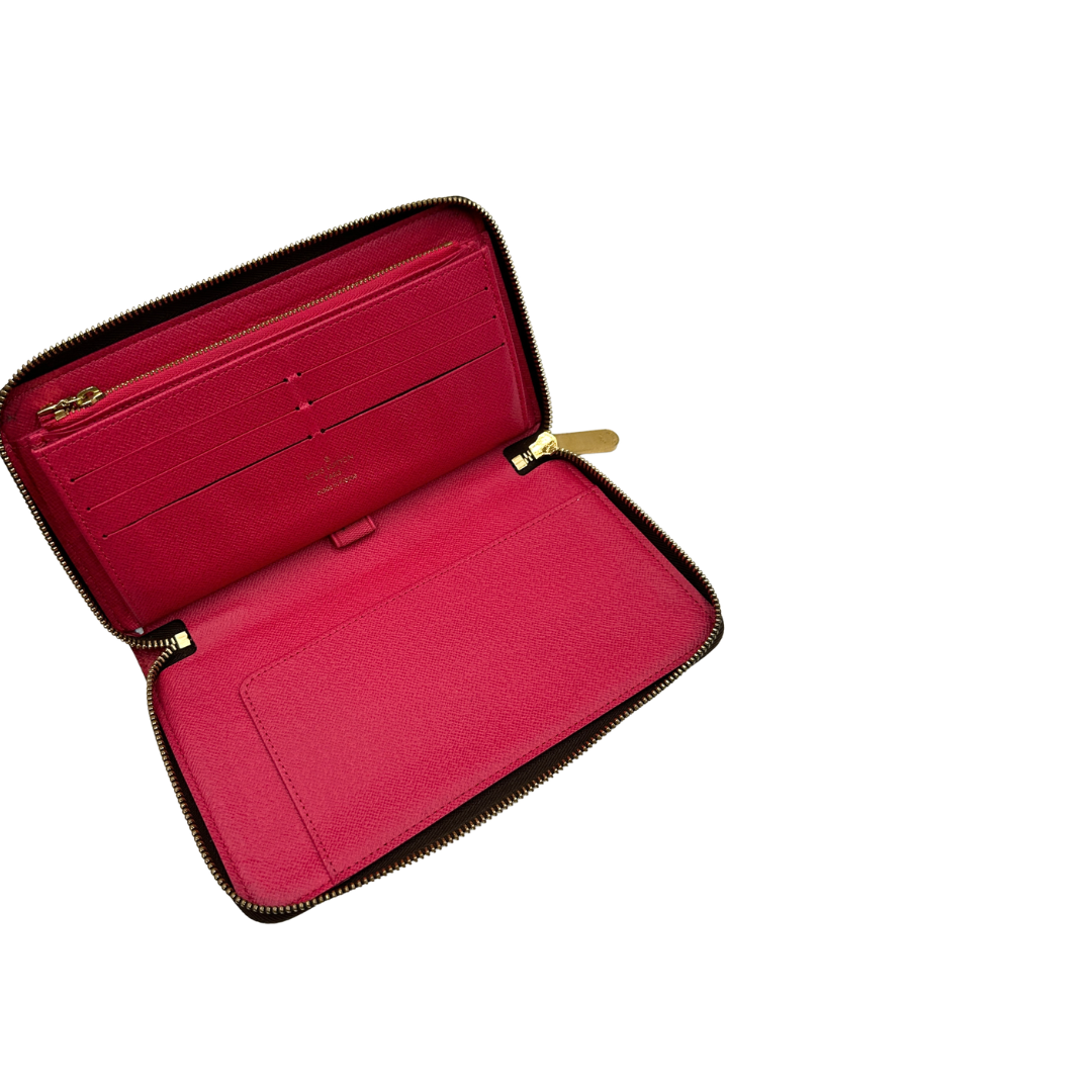Interno, Portafoglio Louis Vuitton in tela Monogram marrone personalizzato con strisce verticali fucsia e bianco e le iniziali LS. Originale, usato, di lusso, in ottime condizioni.