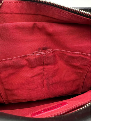 interno Chanel Gabrielle Hobo Bag in pelle di vitello trapuntata nera, caratterizzata da una solida base rigida inferiore, dettagli con finiture miste color oro e argento e una tracolla regolabile a catena intrecciata in pelle 