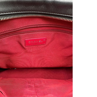interno Chanel Gabrielle Hobo Bag in pelle di vitello trapuntata nera, caratterizzata da una solida base rigida inferiore, dettagli con finiture miste color oro e argento e una tracolla regolabile a catena intrecciata in pelle 