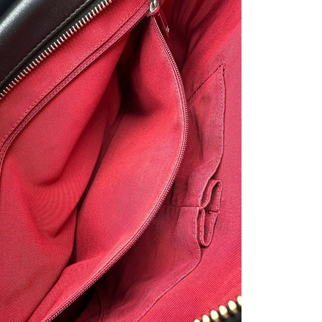 interno Chanel Gabrielle Hobo Bag in pelle di vitello trapuntata nera, caratterizzata da una solida base rigida inferiore, dettagli con finiture miste color oro e argento e una tracolla regolabile a catena intrecciata in pelle 