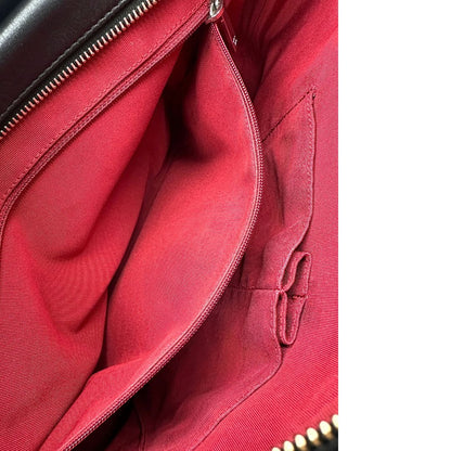 interno Chanel Gabrielle Hobo Bag in pelle di vitello trapuntata nera, caratterizzata da una solida base rigida inferiore, dettagli con finiture miste color oro e argento e una tracolla regolabile a catena intrecciata in pelle 