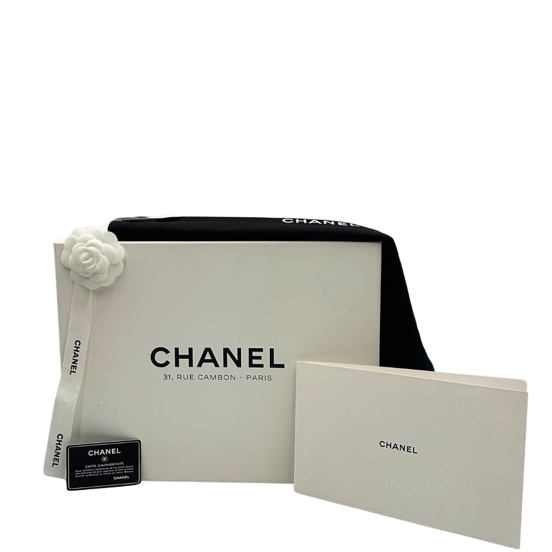corredo Chanel Gabrielle Hobo Bag in pelle di vitello trapuntata nera, caratterizzata da una solida base rigida inferiore, dettagli con finiture miste color oro e argento e una tracolla regolabile a catena intrecciata in pelle 