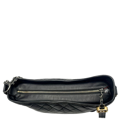 Chanel Gabrielle Hobo Bag in pelle di vitello trapuntata nera, caratterizzata da una solida base rigida inferiore, dettagli con finiture miste color oro e argento e una tracolla regolabile a catena intrecciata in pelle