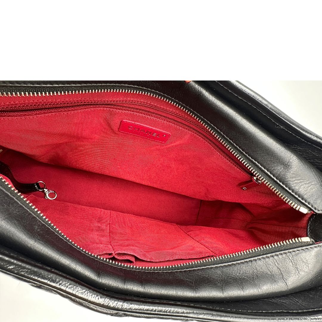 interno Chanel Gabrielle Hobo Bag in pelle di vitello trapuntata nera, caratterizzata da una solida base rigida inferiore, dettagli con finiture miste color oro e argento e una tracolla regolabile a catena intrecciata in pelle 