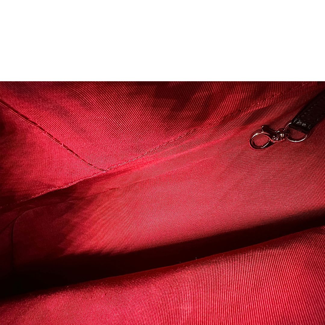 interno Chanel Gabrielle Hobo Bag in pelle di vitello trapuntata nera, caratterizzata da una solida base rigida inferiore, dettagli con finiture miste color oro e argento e una tracolla regolabile a catena intrecciata in pelle 