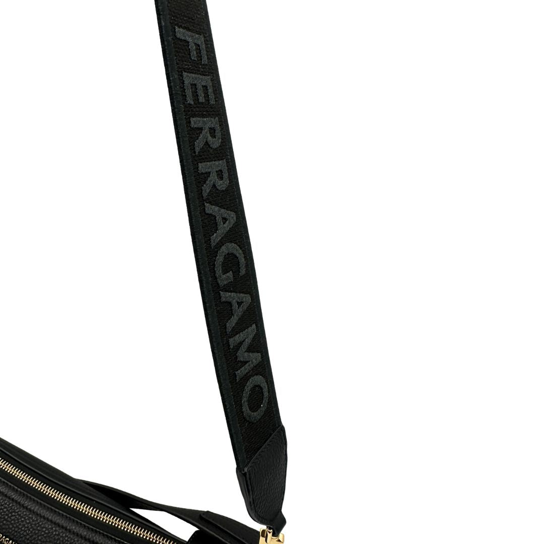 Borsa Salvatore Ferragamo in pelle nera con hardware dorato