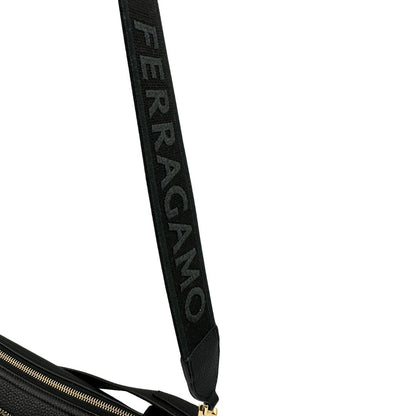 Borsa Salvatore Ferragamo in pelle nera con hardware dorato