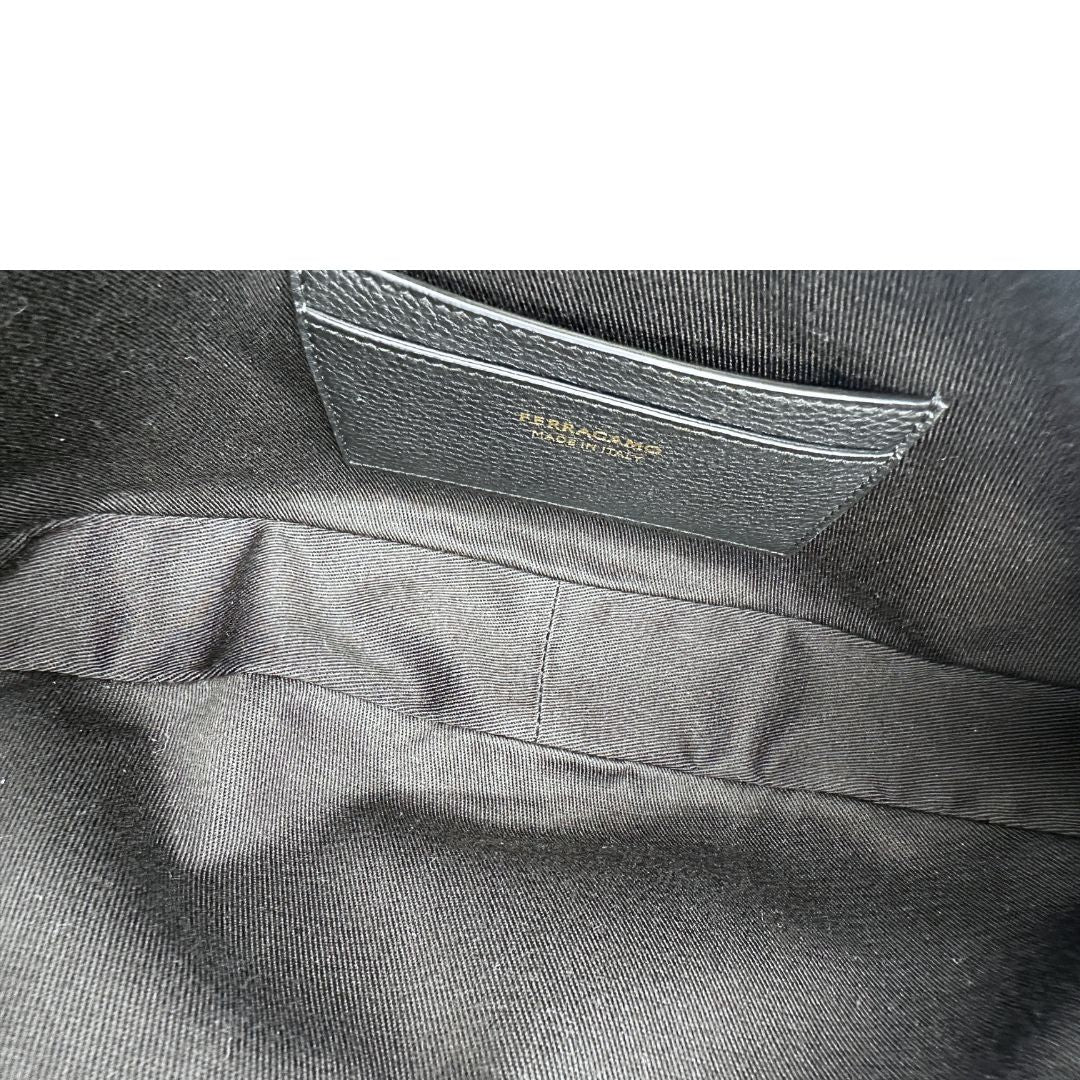 interno Borsa Salvatore Ferragamo in pelle nera con hardware dorato