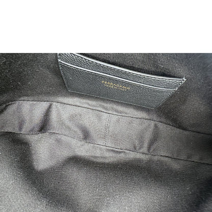 interno Borsa Salvatore Ferragamo in pelle nera con hardware dorato