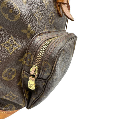 Segni di utilizzo sulle parti metalliche di uno zaino Montsouris GM in canvas marrone monogram con finiture in vacchetta naturale.